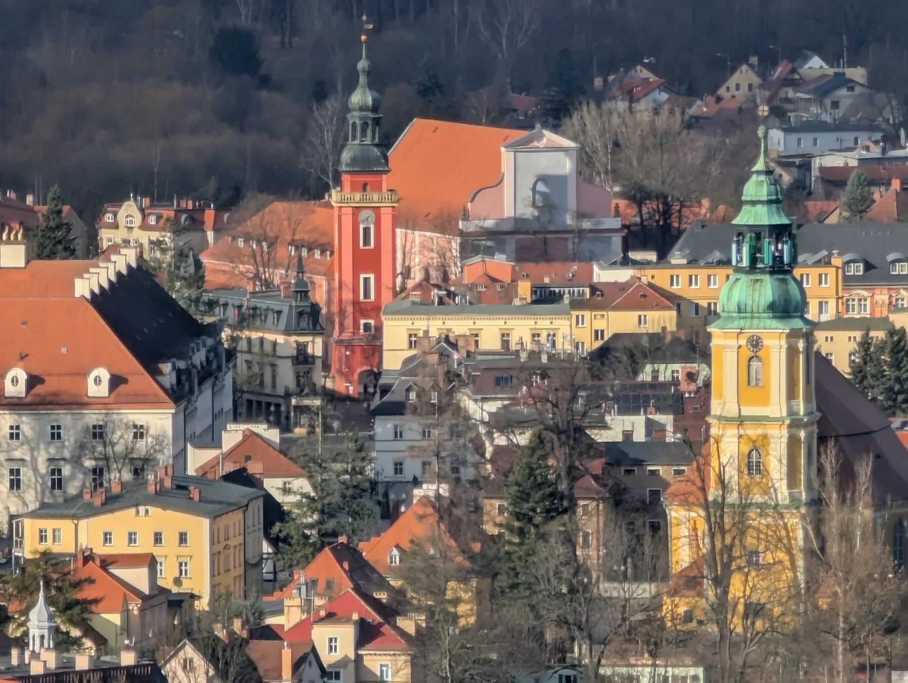 Panorama Cieplic z wieży widokowej — wieże kościołów i zabudowa uzdrowiska